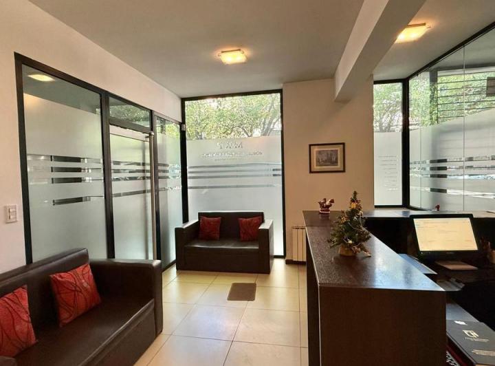 Oficina comercial · 220m² · 8 Ambientes · 2 Cocheras