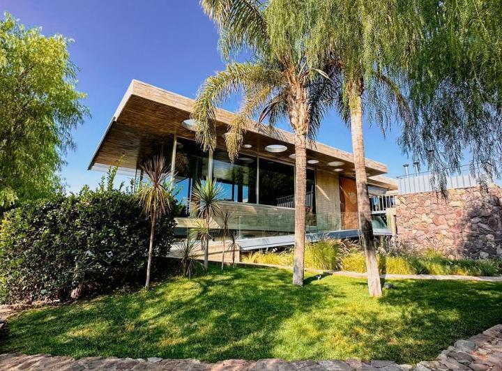 Casa · 596m² · 6 Ambientes · 2 Cocheras