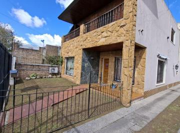 Departamento de 6 ambientes, Morón · Dos Casas en un Mismo Lote con Pileta y Quincho