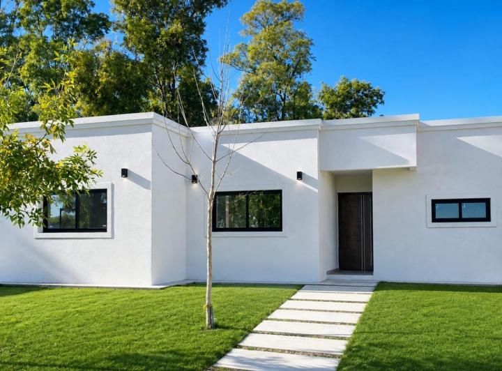 Casa · 151600m² · 4 Ambientes · 3 Cocheras