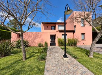 Casa · 248m² · 8 Ambientes · Casa en Venta en Talar del Lago II