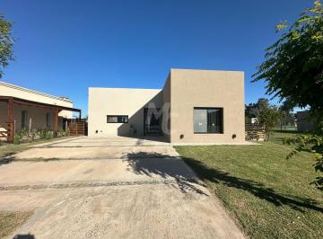Casa · 158m² · 4 Ambientes · 1 Cochera · Casa en San Ramon, Pilar del Este