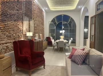 Casa · 197m² · 7 Ambientes · 1 Cochera · Casa 3 Dorm. en Venta con Cochera, Jardín, Parrillero y Piscina en Barrio Abasto