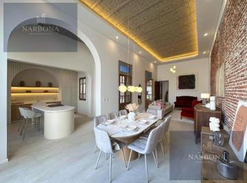 Casa · 197m² · 7 Ambientes · 1 Cochera · Casa 3 Dorm. en Venta con Cochera, Jardín, Parrillero y Piscina en Barrio Abasto