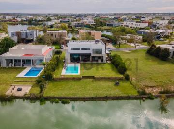 Casa · 276m² · 6 Ambientes · 2 Cocheras · Casa de Diseño a La Laguna en Venta con Renta - El Cantón Norte