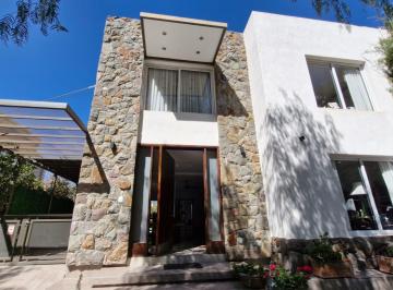 Casa · 220m² · 6 Ambientes · 2 Cocheras · Casa en Barrio Dalvian