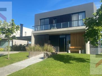 Casa · 240m² · 4 Ambientes · 1 Cochera · Alquiler en Acacias - 3 Dorm. - con Pileta!