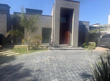 Casa · 370m² · 5 Ambientes · 2 Cocheras · Casa en Barrio Dalvian