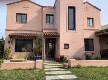 Casa · 228m² · 4 Ambientes · 1 Cochera · Casa en Alquiler en Santa Teresa, Villanueva, Tigre