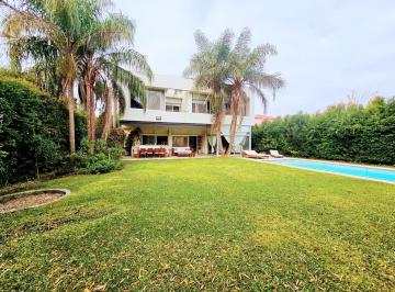 Casa · 366m² · 8 Ambientes · 3 Cocheras · Casa Barrio Santa Barbara