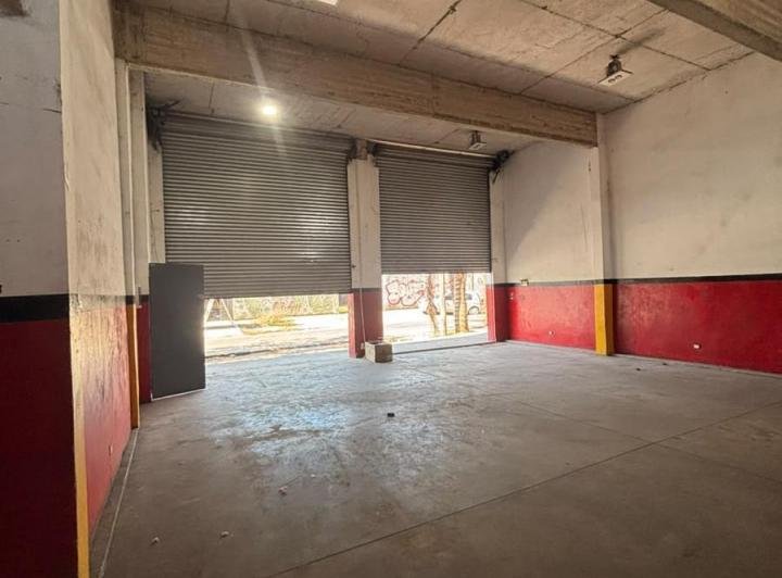 Local comercial · 80m² · 2 Ambientes · 4 Cocheras