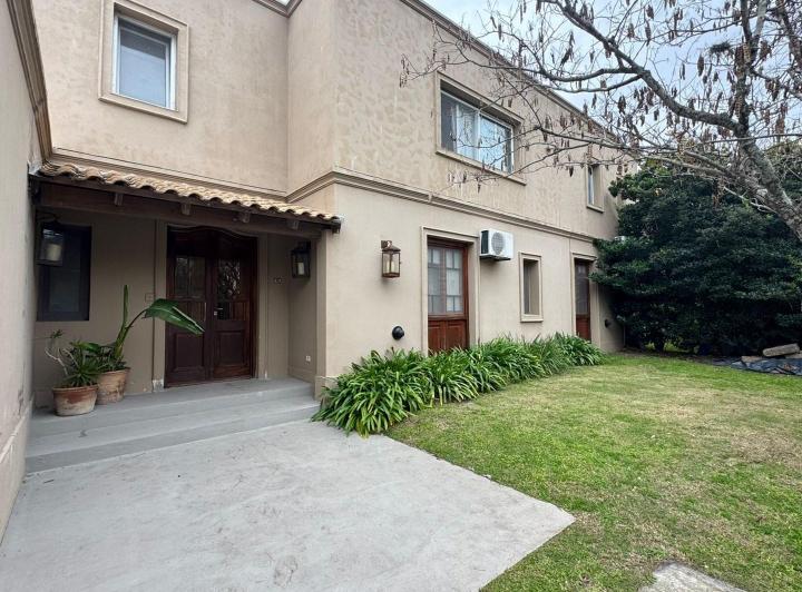 Casa · 230m² · 4 Ambientes · 1 Cochera