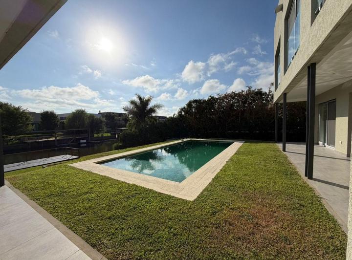 Casa · 303m² · 5 Ambientes · 2 Cocheras