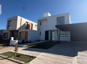Casa · 150m² · 5 Ambientes · 2 Cocheras · Casa en Rincones de Manantiales
