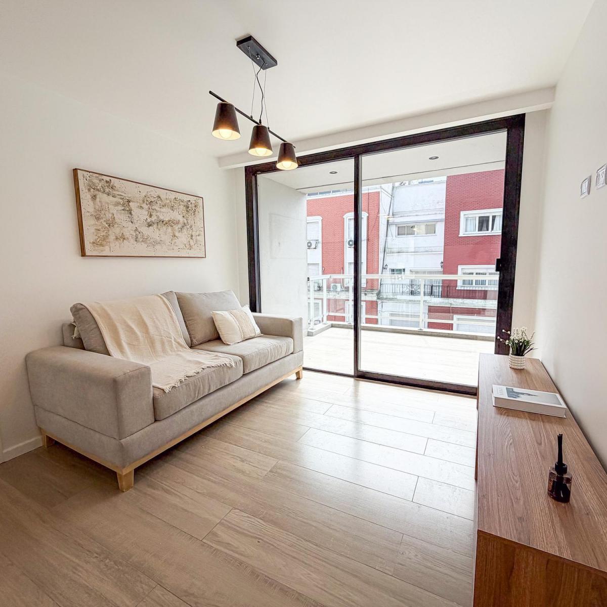 Departamento de 2 ambientes a estrenar. Amplio living comedor a la calle. Balcón terraza.