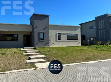 Casa · 140m² · 3 Ambientes · 1 Cochera · Casa en Alquiler Anual, Horizontes Al Sur