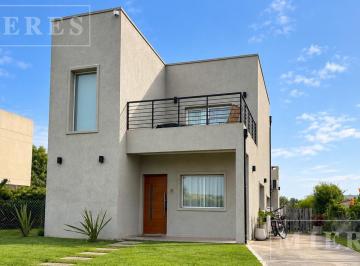 Casa · 170m² · 6 Ambientes · Casa en Venta en Santa Elena, Pilar del Este