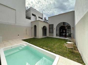 Casa · 196m² · 8 Ambientes · 1 Cochera · Casa de 4 Dorm. con Cochera, Jardín y Pileta en Abasto