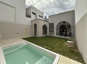 Casa · 196m² · 8 Ambientes · 1 Cochera · Casa de 4 Dorm. con Cochera, Jardín y Pileta en Abasto