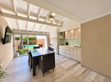 Casa · 129m² · 5 Ambientes · 2 Cocheras · Casa Triplex 6 Ambientes Venta El Palomar Piscina