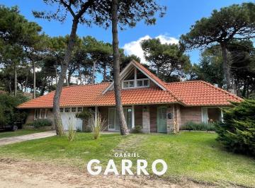 Casa · 223m² · 5 Ambientes · 2 Cocheras · Chalet Tradicional en Alquiler Temporal en Pinamar Norte