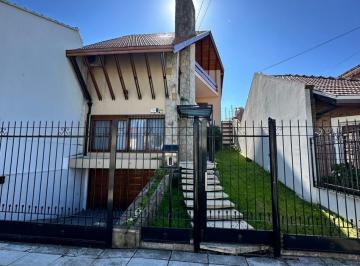 Casa · 266m² · 6 Ambientes · 2 Cocheras · Venta de Hermosa Casa Sobre Lote de 8.66 X 28.40 m, 6 Ambientes. con Garaje, Quincho, Jardin Al Fren