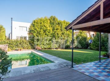 Casa · 210m² · 4 Ambientes · Alquiler Casa 4 Ambientes con Pileta Los Troncos