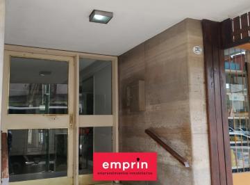 Entrada al edificio · Departamento en Lomas de Zamora Oeste
