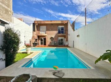 Casa · 189m² · 4 Dormitorios · 1 Cochera · Casa 3 Dorm. 3 Baños con Cochera y Pileta en Juniors