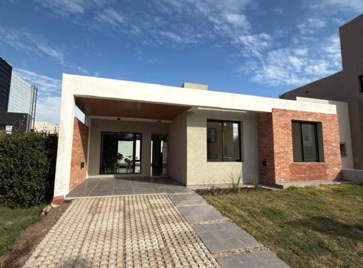Casa · 150m² · 4 Ambientes · 2 Cocheras