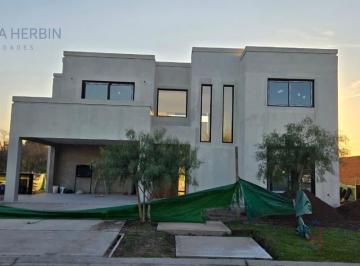Casa · 218m² · 4 Ambientes · 6 Cocheras · Casa en Venta Barrio Cerrado Village Joven, Bella Vista