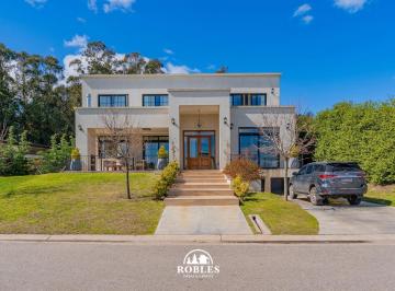 Casa · 376m² · 6 Ambientes · Casa Estilo Moderno en El Barrio Privado Arenas del Sur