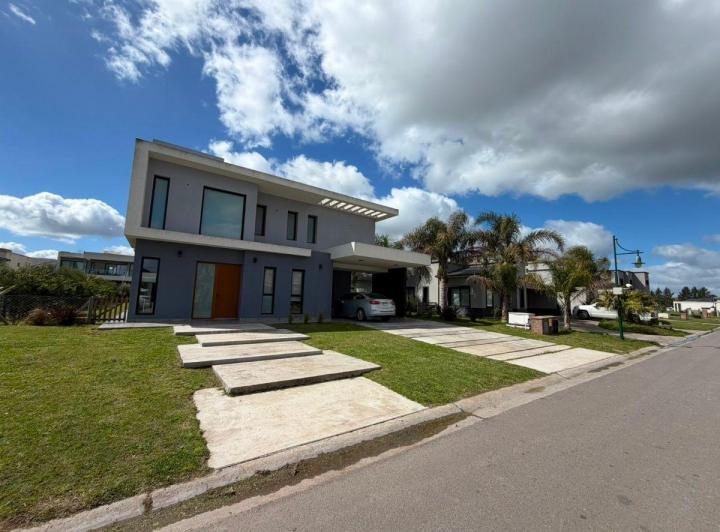 Casa · 190m² · 5 Ambientes · 2 Cocheras