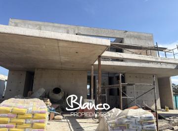 Casa · 251m² · 5 Ambientes · 1 Cochera · Casa en Venta en Los Cardos, Manuel Alberti, Pilar