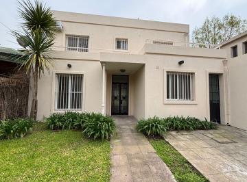 Casa de 5 ambientes, San Fernando · Alegre, Luminosa y Funcional con Jardin y Pileta