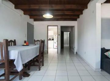 Casa · 160m² · 5 Ambientes · 1 Cochera · Casa 3 Dorm. en Venta en Tolosa con Patio
