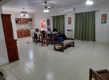 Casa · 160m² · 4 Ambientes · 3 Cocheras · Casa con Ambientes Grandes y Cómodos con Pileta