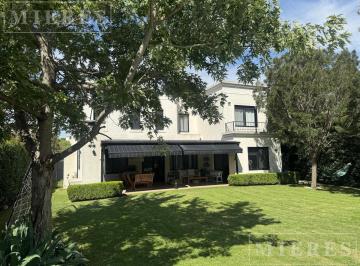 Casa · 277m² · 3 Dormitorios · 4 Cocheras · Excelente Casa en Alquiler en El Barrio Cerrado Windbells, en Buenavista.