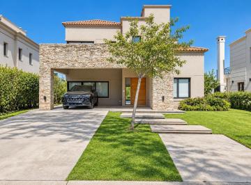 Casa · 258m² · 5 Ambientes · 2 Cocheras · Venta de Casa en Nordelta de 5 Ambientes con Cochera
