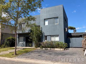 Casa · 170m² · 5 Ambientes · 2 Cocheras · Casa en Alquiler de Verano en El Jacarandá!