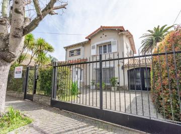 Casa · 236m² · 7 Ambientes · 3 Cocheras · Impecable Casa en Venta, de Libertador Al Río, Punta Chica.
