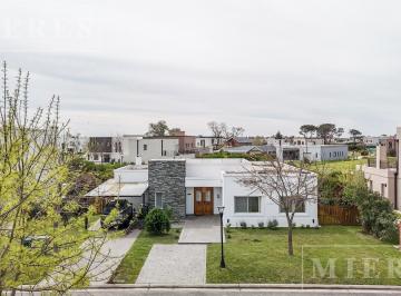 Casa · 155m² · 6 Ambientes · 1 Cochera · Casa en Venta Barrio Molino Sur Haras Santa Maria, Loma Verde