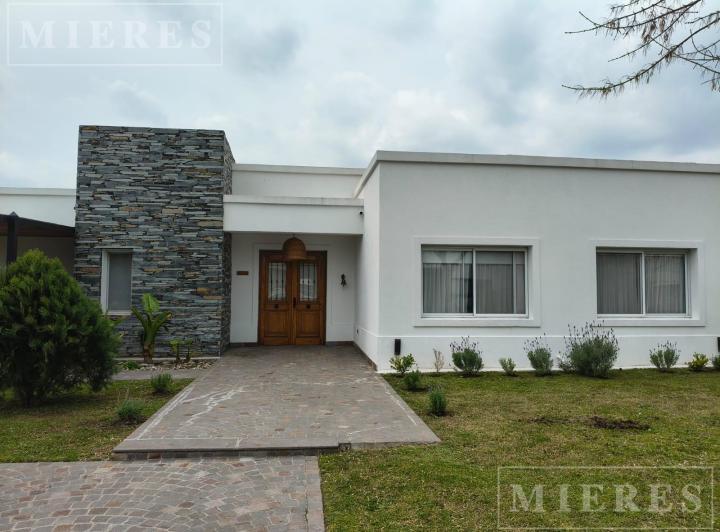 Casa · 155m² · 6 Ambientes · 1 Cochera