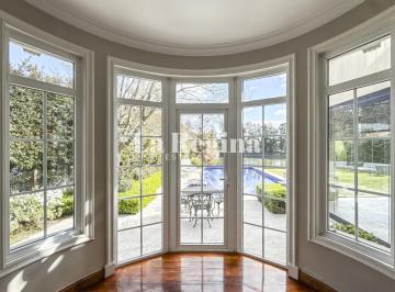 Casa · 750m² · 10 Ambientes · Casa de Estilo Frances a La Venta con Cuatro Suites Al Lago en La Isla, Nordelta
