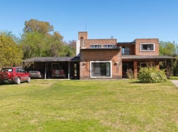 Casa · 208m² · 4 Ambientes · 2 Cocheras · Venta Casa Quinta con Piscina y Gran Parque Comarca del Sol Exaltacion de La Cruz.