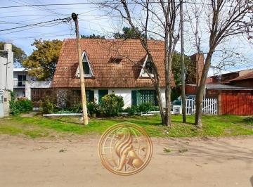 Casa · 145m² · 5 Ambientes · 1 Cochera · Venta Casa Mar de Ajo Barrio San Rafael 5 Ambientes a 5 Cuadras del Mar a Refaccionar Permuta