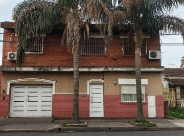 Casa · 195m² · 8 Ambientes · 2 Cocheras · Casa Multifamiliar 8 Ambientes en Venta en Ituzaingó Norte!