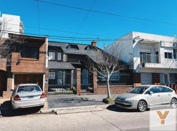 Casa · 286m² · 6 Ambientes · 1 Cochera · Casa en Venta - 3 Dorm. 4 Baños - La Plata