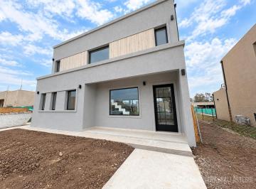 Casa · 155m² · 5 Ambientes · 3 Cocheras · Casa en Santa Sofia