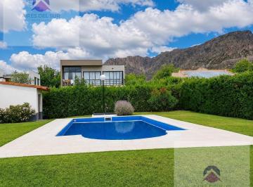 Casa · 204m² · 4 Ambientes · 2 Cocheras · Casa en Venta en Solar del Valle - Viví o Invertí en Valle Grande